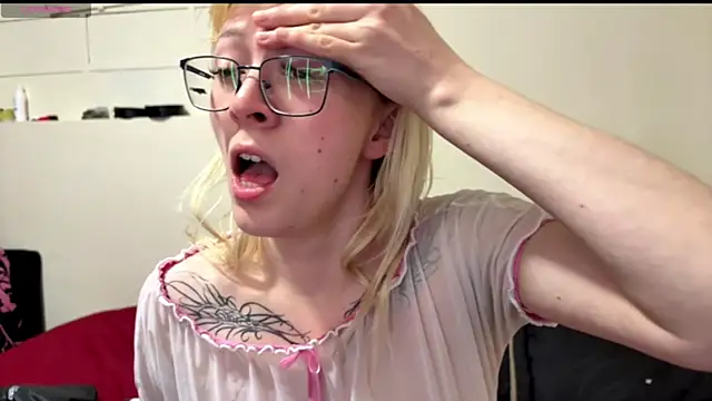 Snapshot of Cloe_five chatting on 11.21.25 Cloe five online show from 11.21.25