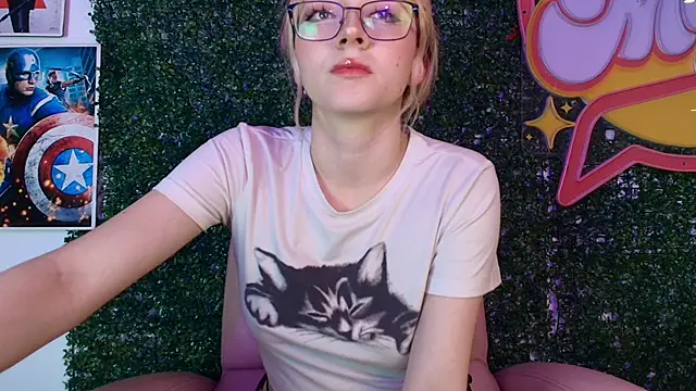 Snapshot of Cloe_five chatting on 12.15.25 Cloe five online show from 12.15.25