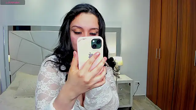 Bella-hadiid online show from 09.21.25