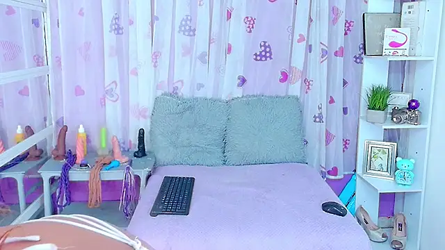 Snapshot of DevoniCollins chatting on 02.04.25 DevoniCollins online show from 02.04.25