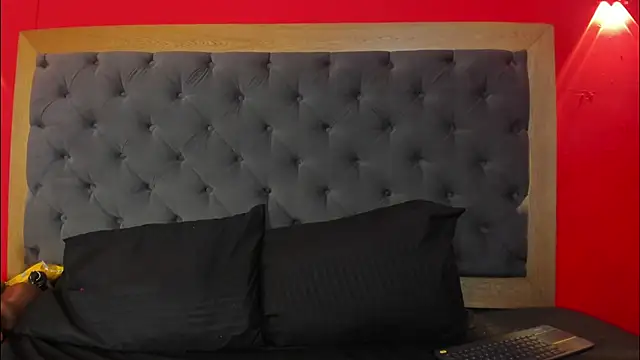 YayaHilton online show from 10.05.25