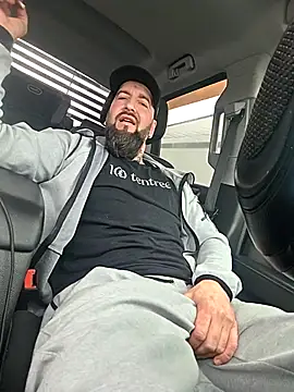 Snapshot of Beardedtattood chatting on 04.15.26 Beardedtattood online show from 04.15.26