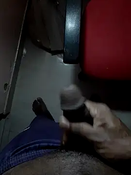 Snapshot of SuranSexy33 chatting on 12.21.24 SuranSexy33 online show from 12.21.24