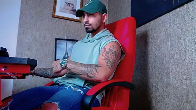 Snapshot of NigelBoydXXX chatting on 12.19.24 NigelBoydXXX online show from 12.19.24
