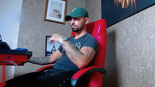 Snapshot of NigelBoydXXX chatting on 12.19.24 NigelBoydXXX online show from 12.19.24