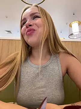 Snapshot of mur_girl chatting on 12.08.24 mur girl online show from 12.08.24