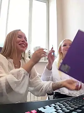 Snapshot of mur_girl chatting on 02.15.25 mur girl online show from 02.15.25