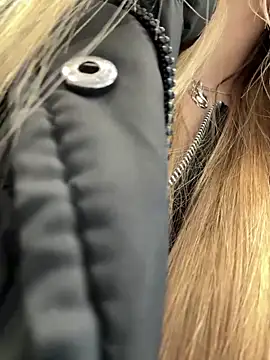 Snapshot of mur_girl chatting on 02.19.25 mur girl online show from 02.19.25