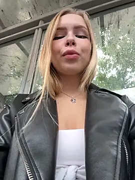 Snapshot of mur_girl chatting on 09.19.25 mur girl online show from 09.19.25