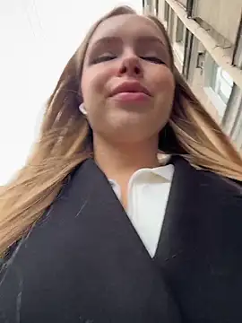 Snapshot of mur_girl chatting on 10.15.25 mur girl online show from 10.15.25