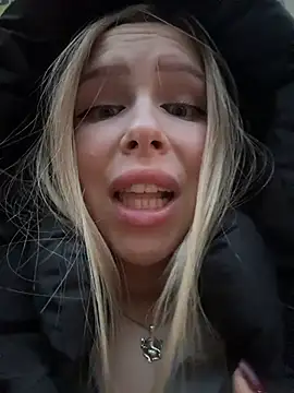 Snapshot of mur_girl chatting on 12.20.25 mur girl online show from 12.20.25