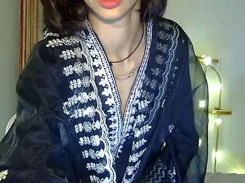 MAAYRA 09 online show from 10.22.25