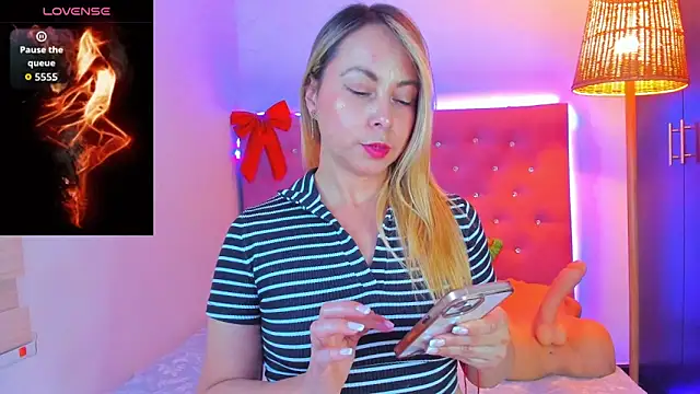 Snapshot of _sexybunny_ chatting on 12.21.25 sexybunny online show from 12.21.25