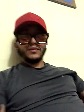 Snapshot of kmilo2405 chatting on 12.17.25 kmilo2405 online show from 12.17.25