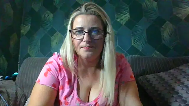 Snapshot of SweetXCandyX chatting on 11.14.25 SweetXCandyX online show from 11.14.25