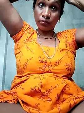 Snapshot of Hotty-dola chatting on 10.18.25 Hotty-dola online show from 10.18.25