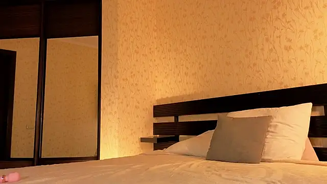 Sweet Paradox online show from 12.02.25