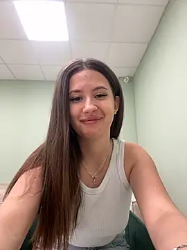 Snapshot of milaleoneli chatting on 03.15.25 milaleoneli online show from 03.15.25