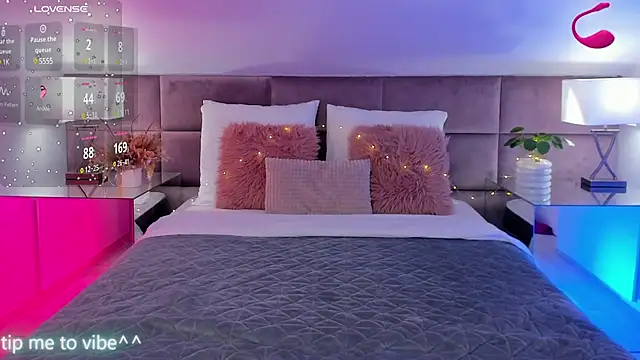 Snapshot of Mayzzie chatting on 02.13.25 Mayzzie online show from 02.13.25