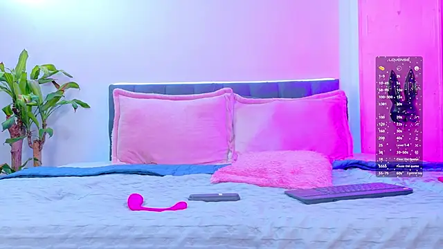 Snapshot of Rouse_Hilton chatting on 09.10.25 Rouse Hilton online show from 09.10.25