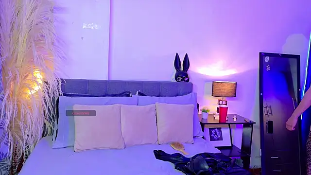 Snapshot of Rouse_Hilton chatting on 10.22.25 Rouse Hilton online show from 10.22.25