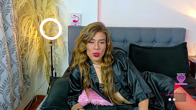 Snapshot of Rouse_Hilton chatting on 11.04.25 Rouse Hilton online show from 11.04.25