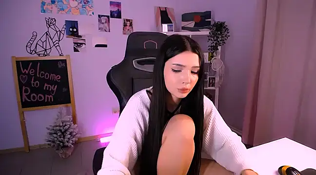 Snapshot of EmmaKeam chatting on 12.18.24 EmmaKeam online show from 12.18.24