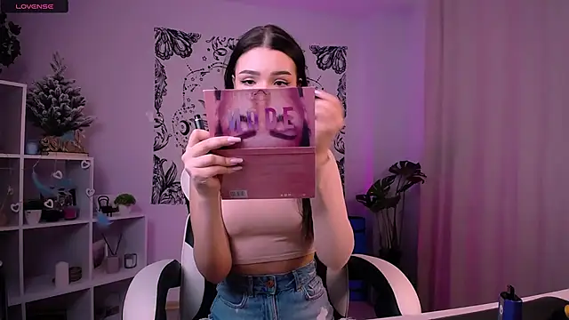 Snapshot of EmmaKeam chatting on 01.19.25 EmmaKeam online show from 01.19.25