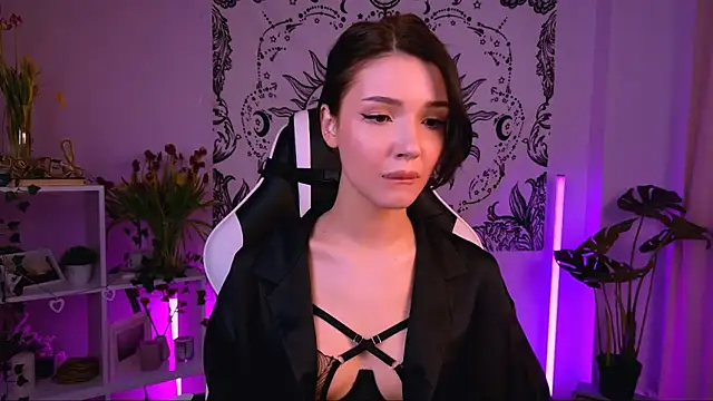 Snapshot of EmmaKeam chatting on 03.16.25 EmmaKeam online show from 03.16.25