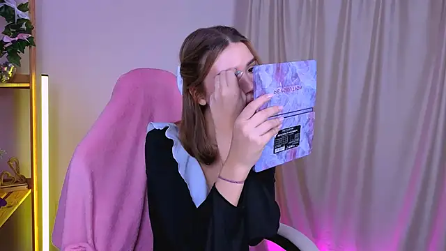 Snapshot of EmmaKeam chatting on 09.28.25 EmmaKeam online show from 09.28.25