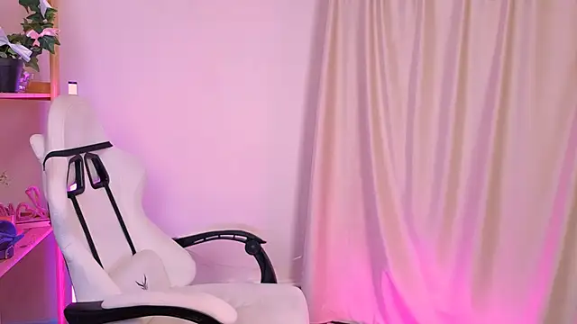 Snapshot of EmmaKeam chatting on 10.07.25 EmmaKeam online show from 10.07.25