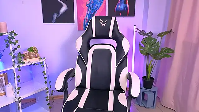 Snapshot of EmmaKeam chatting on 10.09.25 EmmaKeam online show from 10.09.25