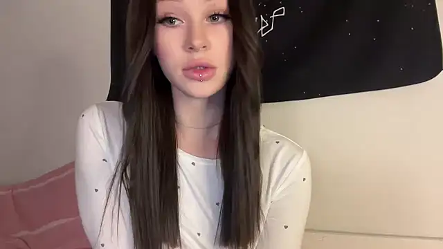 Snapshot of ur_molly chatting on 10.28.25 ur molly online show from 10.28.25