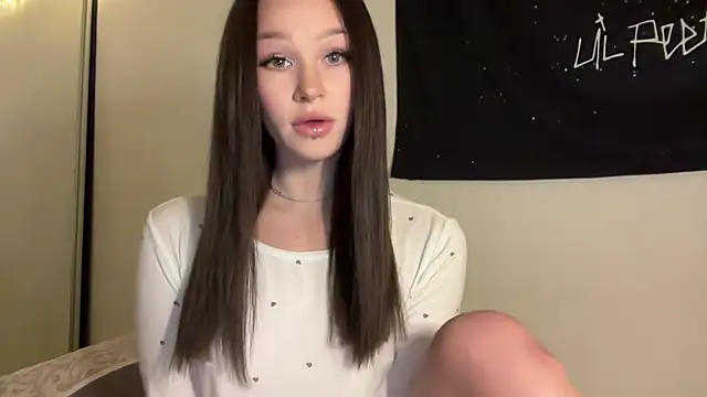 Snapshot of ur_molly chatting on 11.03.25 ur molly online show from 11.03.25