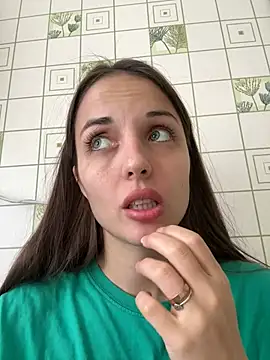 Snapshot of AmiLavs chatting on 12.19.24 AmiLavs online show from 12.19.24