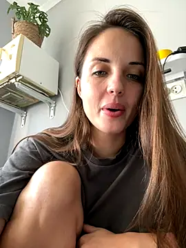 Snapshot of AmiLavs chatting on 10.26.25 AmiLavs online show from 10.26.25