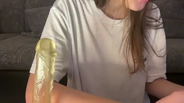 Snapshot of EmilyWi_ chatting on 12.12.24 EmilyWi online show from 12.12.24