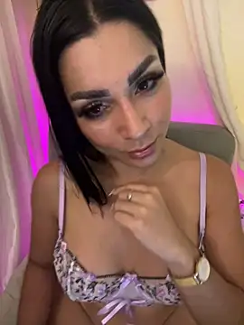 Snapshot of MOMALANA chatting on 01.18.25 MOMALANA online show from 01.18.25