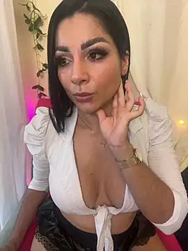 Snapshot of MOMALANA chatting on 02.08.25 MOMALANA online show from 02.08.25