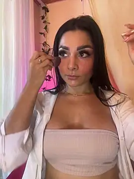 Snapshot of MOMALANA chatting on 02.16.25 MOMALANA online show from 02.16.25