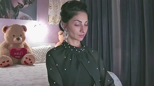 EvelynAisha online show from 11.20.25