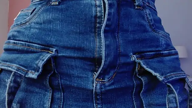 Snapshot of Ambar_Roux_ chatting on 01.18.25 Ambar Roux online show from 01.18.25