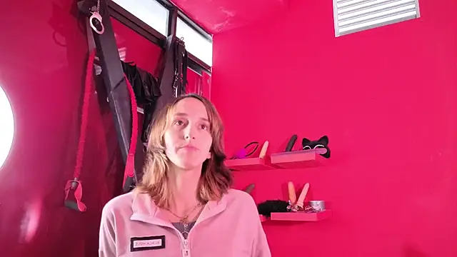 Snapshot of Ambar_Roux_ chatting on 11.22.25 Ambar Roux online show from 11.22.25