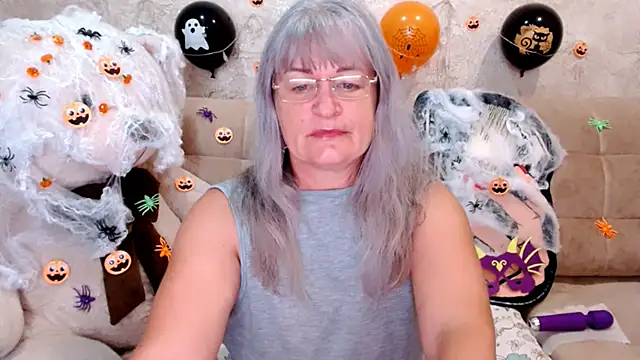 Snapshot of SiberiabBerry chatting on 10.29.25 SiberiabBerry online show from 10.29.25