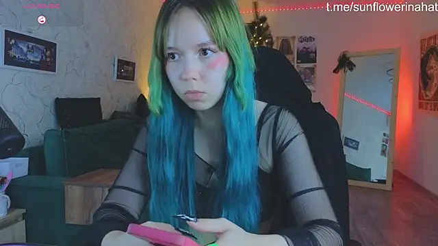 812sunflowerinahat online show from 12.18.24