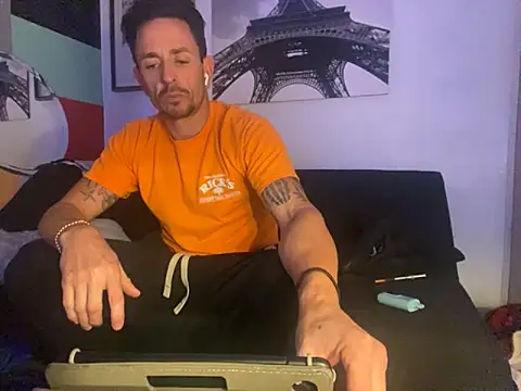 Snapshot of Gman143187 chatting on 10.13.25 Gman143187 online show from 10.13.25