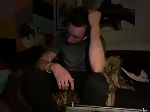 Snapshot of Gman143187 chatting on 10.23.25 Gman143187 online show from 10.23.25