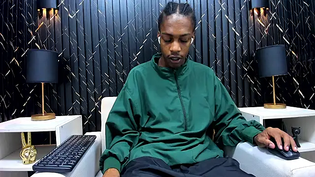 Snapshot of LarryCollin chatting on 03.05.25 LarryCollin online show from 03.05.25