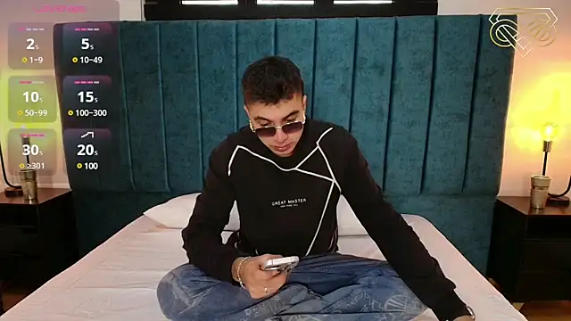 Snapshot of Amadeo_Wild chatting on 12.18.24 Amadeo Wild online show from 12.18.24