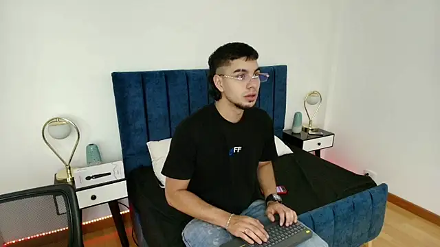Snapshot of Amadeo_Wild chatting on 03.15.25 Amadeo Wild online show from 03.15.25